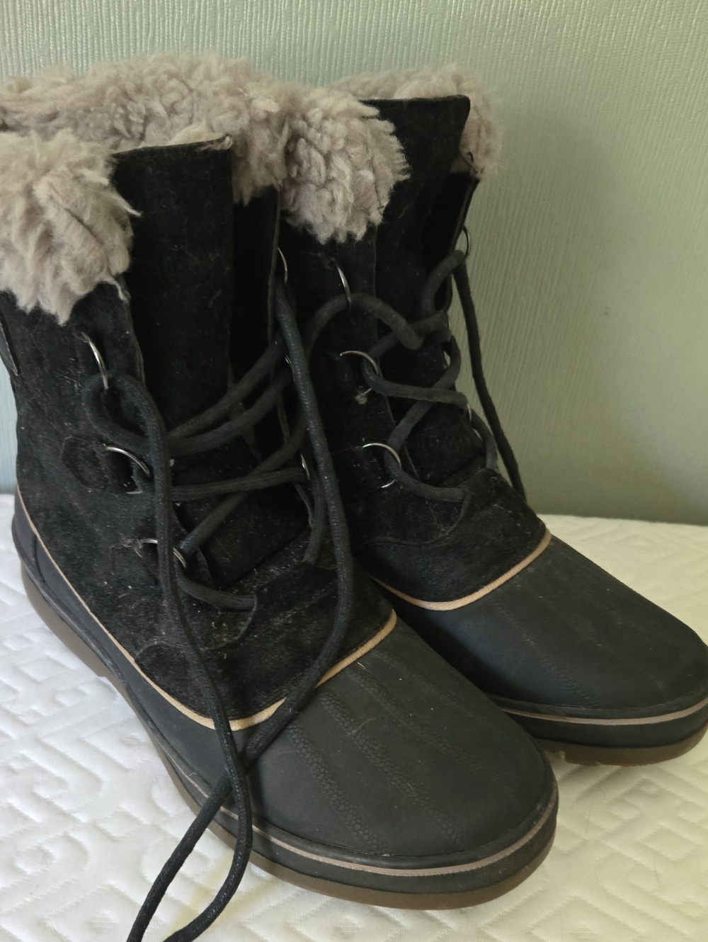 Global Win Black Lace-Up Winter Boots with Cream Fur Collar